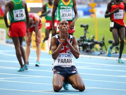 Mo Farah celebra su victoria en los 10.000.