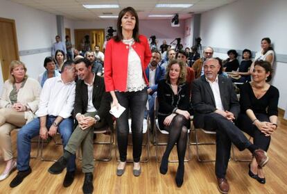 Idoia Mendia, de pie, junto al resto de candidatos y cargos del PSE-EE.