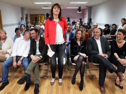 Idoia Mendia, de pie, junto al resto de candidatos y cargos del PSE-EE.