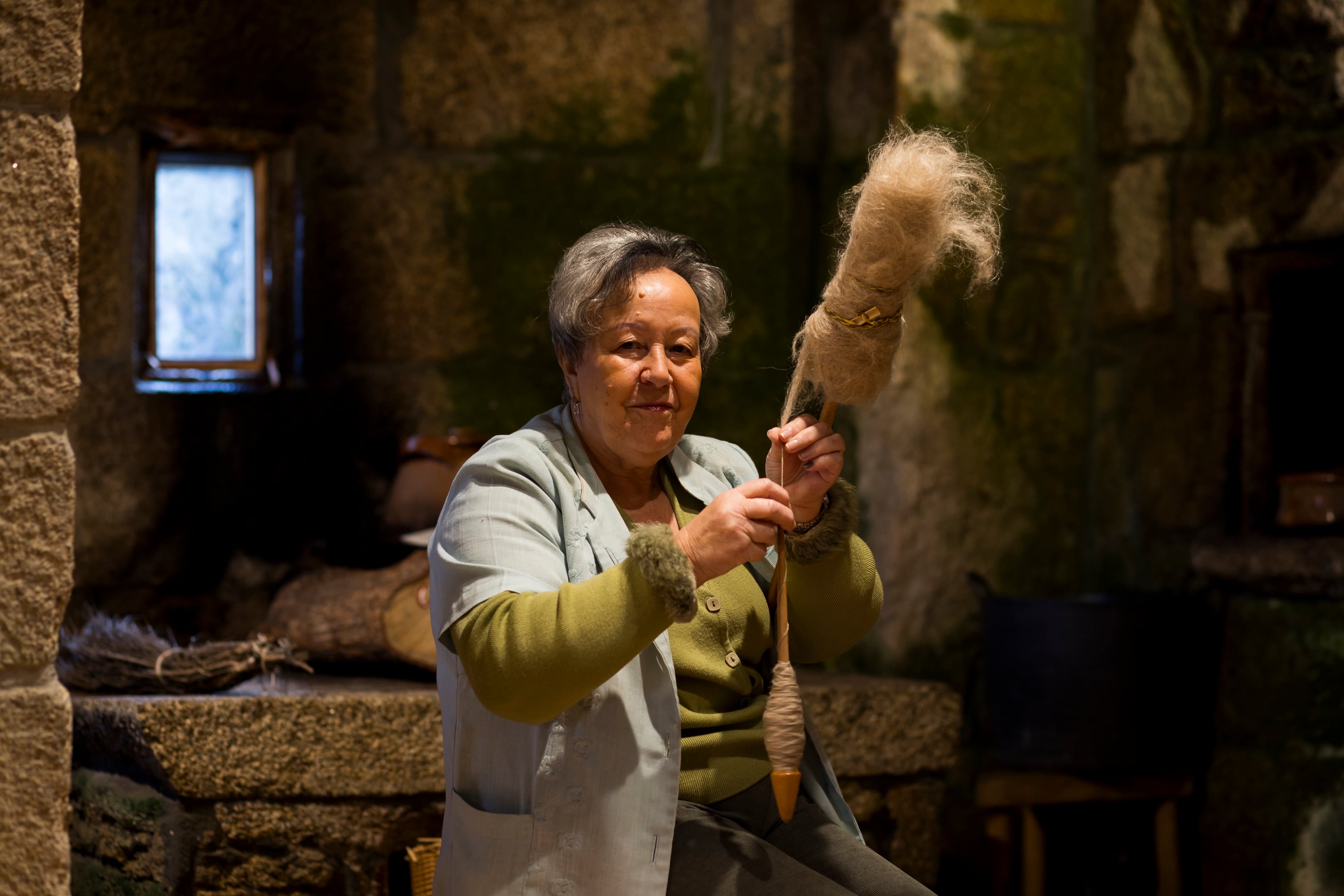 Carmen Riveiro, artesana hilandera de lino, que trabaja en el antiguo Castillo de Vimianzo (A Coruña). ÓSCAR CORRAL.