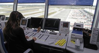 Torre de control del aeropuerto madrile&ntilde;o de Barajas.