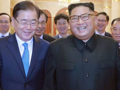 Kim Jong-un ( a la derecha) este miércoles con Chung Eui-yong, enviado del presidente de Corea del Sur.  