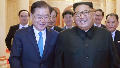 Kim Jong-un ( a la derecha) este miércoles con Chung Eui-yong, enviado del presidente de Corea del Sur.