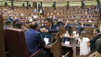 Vista general del hemiciclo. En primer término, Pedro Sánchez dialoga con Cesar Luena. 