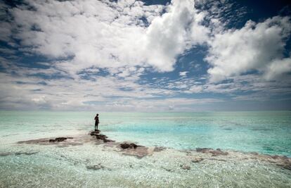 Un hombre en el atolón de Toau, islas Tuamotu, en la Polinesia Francesa.