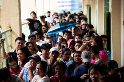 Consideradas un plebiscito sobre la gestión del presidente de Filipinas, Rodrigo Duterte, las elecciones a mitad de mandato que se celebran este lunes en el país van a apuntalar su poder según todas las previsiones. En la imagen, votantes espera su turno en un centro electoral de Manila.