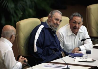 Fidel Castro junto a su hermano Raúl durante el VI Congreso del Partido Comunista de Cuba en La Habana.