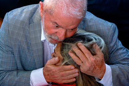 Lula da Silva saluda a una partidaria durante una manifestación con líderes evangélicos en el Centro Cultural Seven Music.