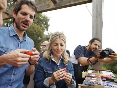 La líder de Sumar, Yolanda Díaz, y su portavoz, Ernest Urtasun, prueban fresas de Huelva junto a las marismas de Doñana, en El Rocío (Huelva).