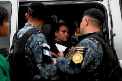 Agentes de la policía de Guatemala registran un autobús en Morales (Guatemala), el 16 de enero.
