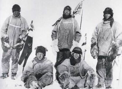 El triste y helado grupo de Scott, en el Polo Sur tras llegar después de Amudsen. Oates es el de la izquierda. Scott, el del centro ante la bandera.