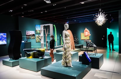 Uno de los espacios de 'Objetos de deseo', exposición en el Caixa Forum Madrid que conecta el surrealismo con el campo del diseño.