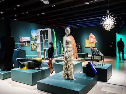Uno de los espacios de 'Objetos de deseo', exposición en el Caixa Forum Madrid que conecta el surrealismo con el campo del diseño.