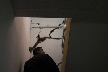 Un hombre inspecciona los daños causados en un bloque de viviendas tras el terremoto en Darbandikhan (Irak).