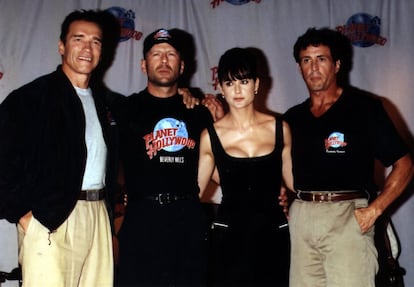 Junto a su marido y otros dos compañeros de profesión, Arnold Schwarzenegger y Silvester Stallone, iniciaron la cadena de restaurantes Planet Hollywood, unos locales ambientados y decorados con piezas icónicas del mundo del cine.