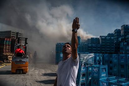 Un hombre gesticula durante las labores de extinción del incendio forestal que ha afectado a la empresa de aguas Sousas, en Verín, en la tarde del miércoles.