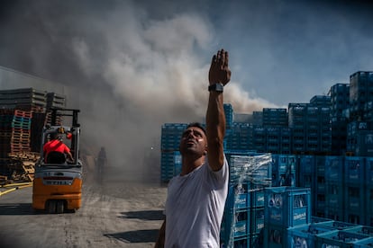 Un hombre gesticula durante las labores de extinción del incendio forestal que ha afectado a la empresa de aguas Sousas, en Verín, en la tarde del miércoles. 