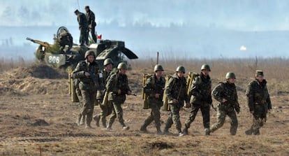Soldados ucranios durante un ejercicio militar este viernes en Goncharovskoye, a 150 kilómetros de Kiev.