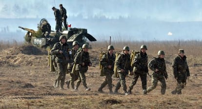 Soldados ucranios durante un ejercicio militar este viernes en  Goncharovskoye, a 150 kil&oacute;metros de Kiev.