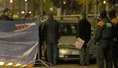 La comitiva judicial y los Mossos en el lugar del tiroteo en la Meridiana. 