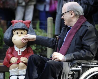 Quino junto a una estatua de Mafalda en Oviedo. 