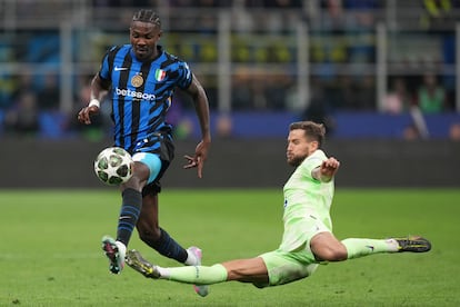 Inigo Martínez (derecha) realiza una entrada sobre Marcus Thuram en el partido entre Bacelona e Inter.