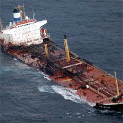 El petrolero <i>Prestige</i> navega  escorado, en una imagen tomada el pasado 14 de noviembre.