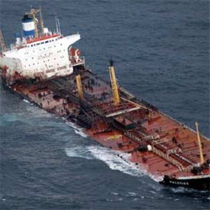 El petrolero <i>Prestige</i> navega escorado, en una imagen tomada el pasado 14 de noviembre.