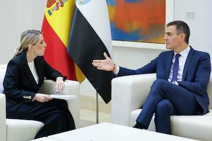 El presidente del Gobierno, Pedro Sánchez, recibe a la presidenta de Extremadura, María Guardiola, dentro de su ronda de conversaciones con los presidentes autonómicos para abordar la financiación y sus demandas este viernes en el Palacio de La Moncloa.