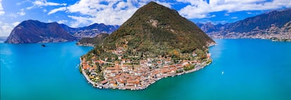 Vista aérea del monte Isola y el pueblo de Peschiera Maraglio en el lago Iseo, en Lombardía. 