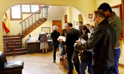 Un grupo de electores hace cola para votar en el consulado general de España en Lima (Perú).