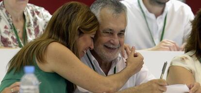 La consejera de la Presidencia, Susana Díaz, abraza este viernes a Griñán en el plenario del congreso del PSOE.