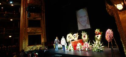 Capilla ardiente del actor Manuel Alexandre que se ha instalado en el Teatro Español de Madrid.