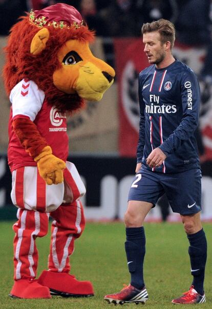 Beckham se retira del terreno de juego ante la mascota del Reims.
