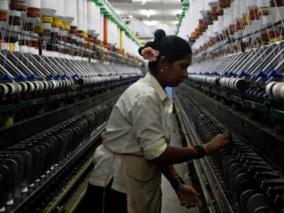Una mujer trabaja en una fábrica textil de Bombay.