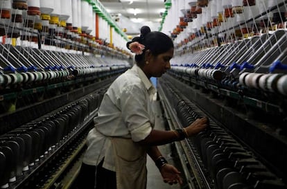 Una mujer trabaja en una fábrica textil de Bombay.