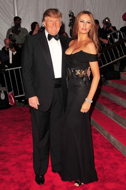 En 2009 la gala Met apostó por "la modelo como musa" como tema central. Melania eligió un diseño negro de escote Bardot para la ocasión.