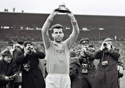 Masopust recibe el Balón de Oro en 1962.
