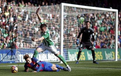 Denis Suárez, del Barcelona, y Alin Tosca, del Betis, se disputan el esférico.