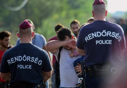 Los migrantes se encuentran con el muro fronterizo despus de un largo viaje, en la lnea de frontera entre Hungra y Serbia.