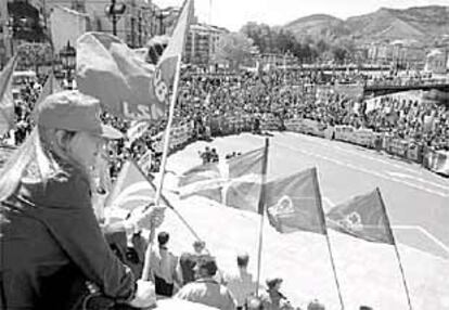 Una imagen general de la manifestacin de UGT, CC OO y USO a su paso frente al Ayuntamiento de Bilbao.