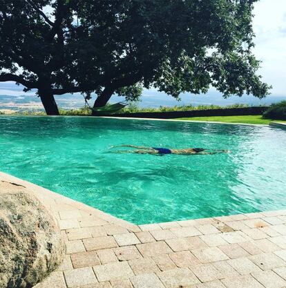 El l&iacute;der de Ciudadanos, Albert Rivera, en la piscina.