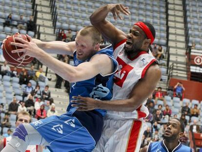 El ala-pívot del Gipuzkoa Basket, Charles Ramsdell, junto a Joseph Jones, del Cai Zaragoza.