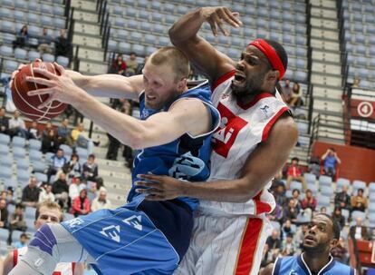 El ala-pívot del Gipuzkoa Basket, Charles Ramsdell, junto a Joseph Jones, del Cai Zaragoza.