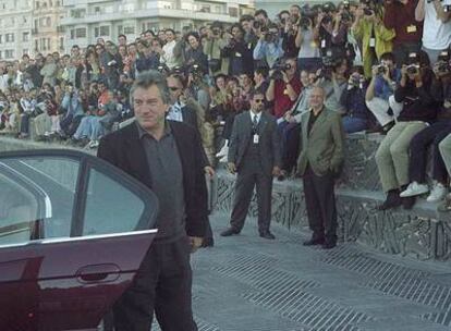 La llegada de las estrellas a la sede del Zinemaldia (como Robert de Niro en esta imagen de 2000) es el momento que despierta mayor expectación popular.