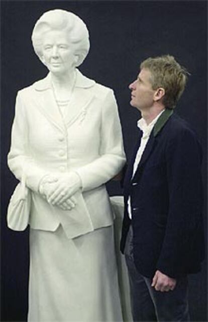 El escultor Neil Simmons mira su Margaret Thatcher.