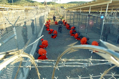Los 20 primeros prisioneros llegados al penal de Guantánamo (Cuba) en enero de 2002.