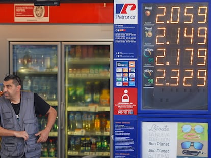 Precios de los carburantes en una gasolinera de Bilbao, el mes pasado.