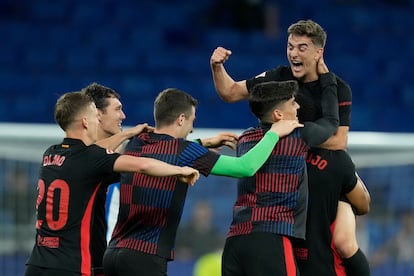 Los jugadores del FC Barcelona celebran la victoria al finalizar el encuentro correspondiente a la jornada 36 de LaLiga EA Sports frente al Espanyol.