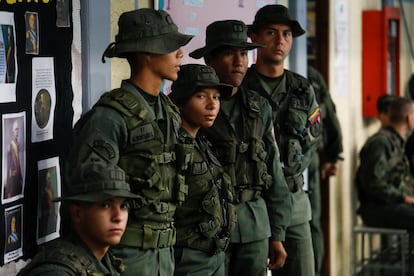 Miembros del Ejército hacen fila para poder votar.